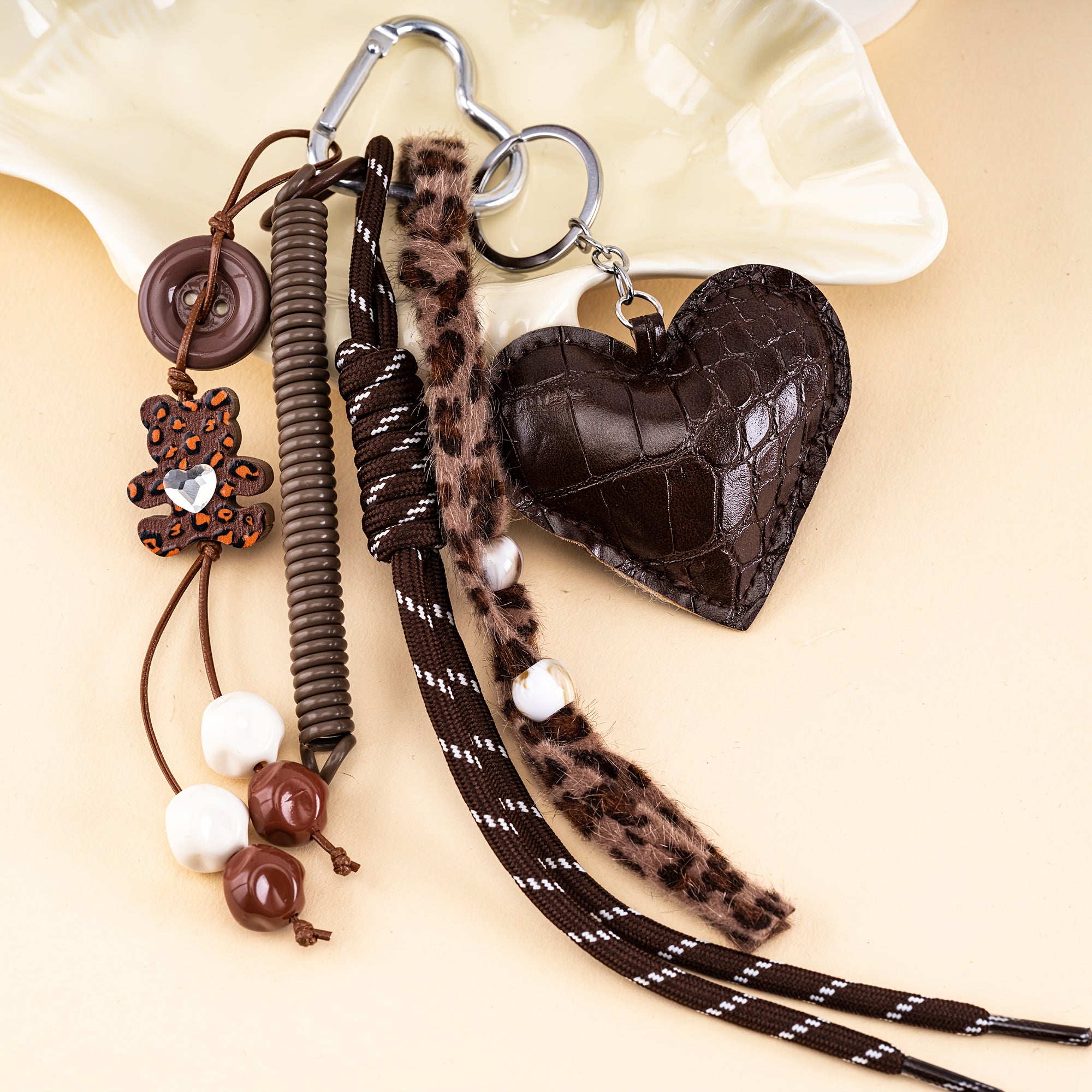 New Keychain for Men and Women, High-End PU Leather Heart Leopard Print Bear Keyring, Luxurious Spring Hand-Woven Keychain, Vintage Gift, Bag Charm, Valentine's Day Gift, Elegant and Cute Bag Accessory