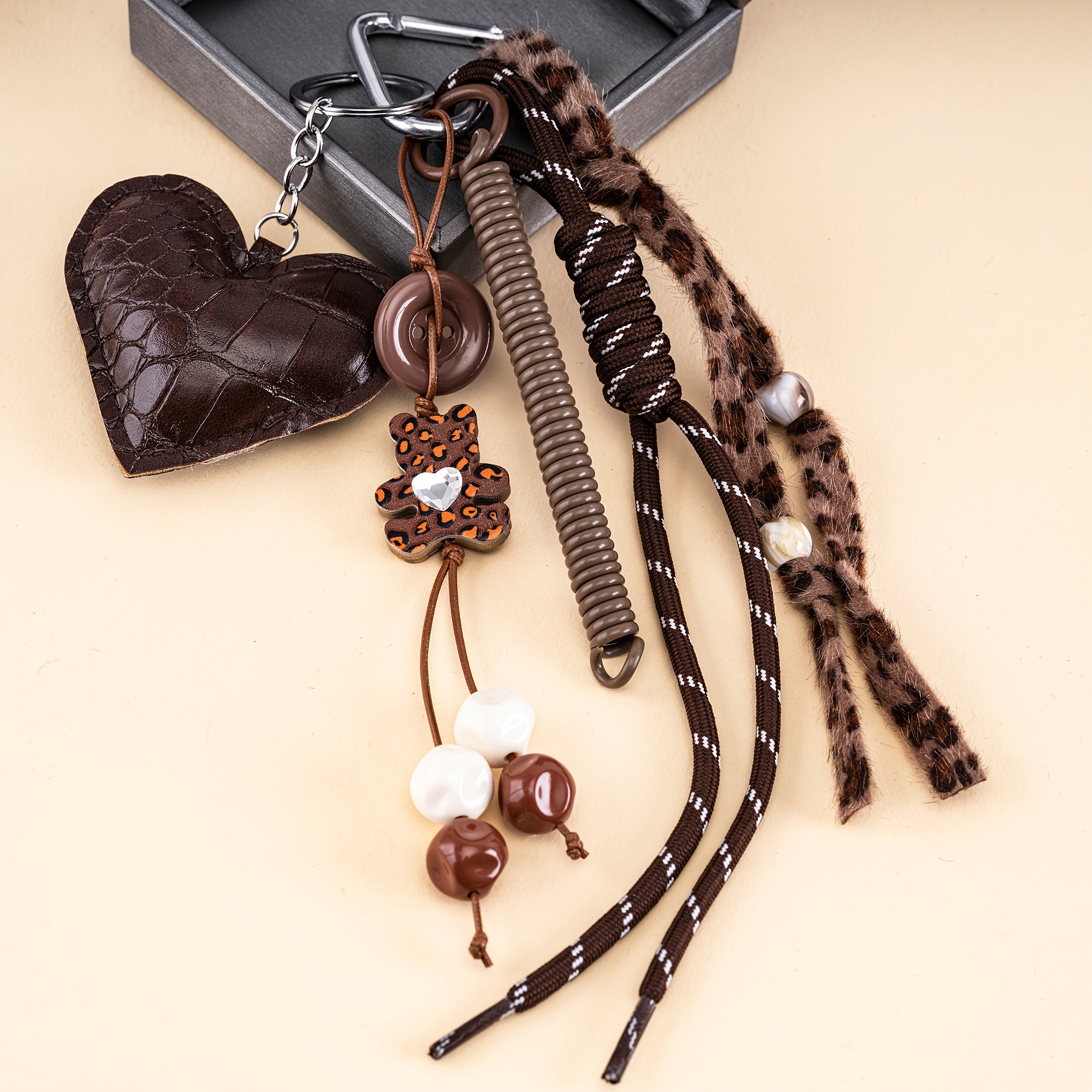 New Keychain for Men and Women, High-End PU Leather Heart Leopard Print Bear Keyring, Luxurious Spring Hand-Woven Keychain, Vintage Gift, Bag Charm, Valentine's Day Gift, Elegant and Cute Bag Accessory