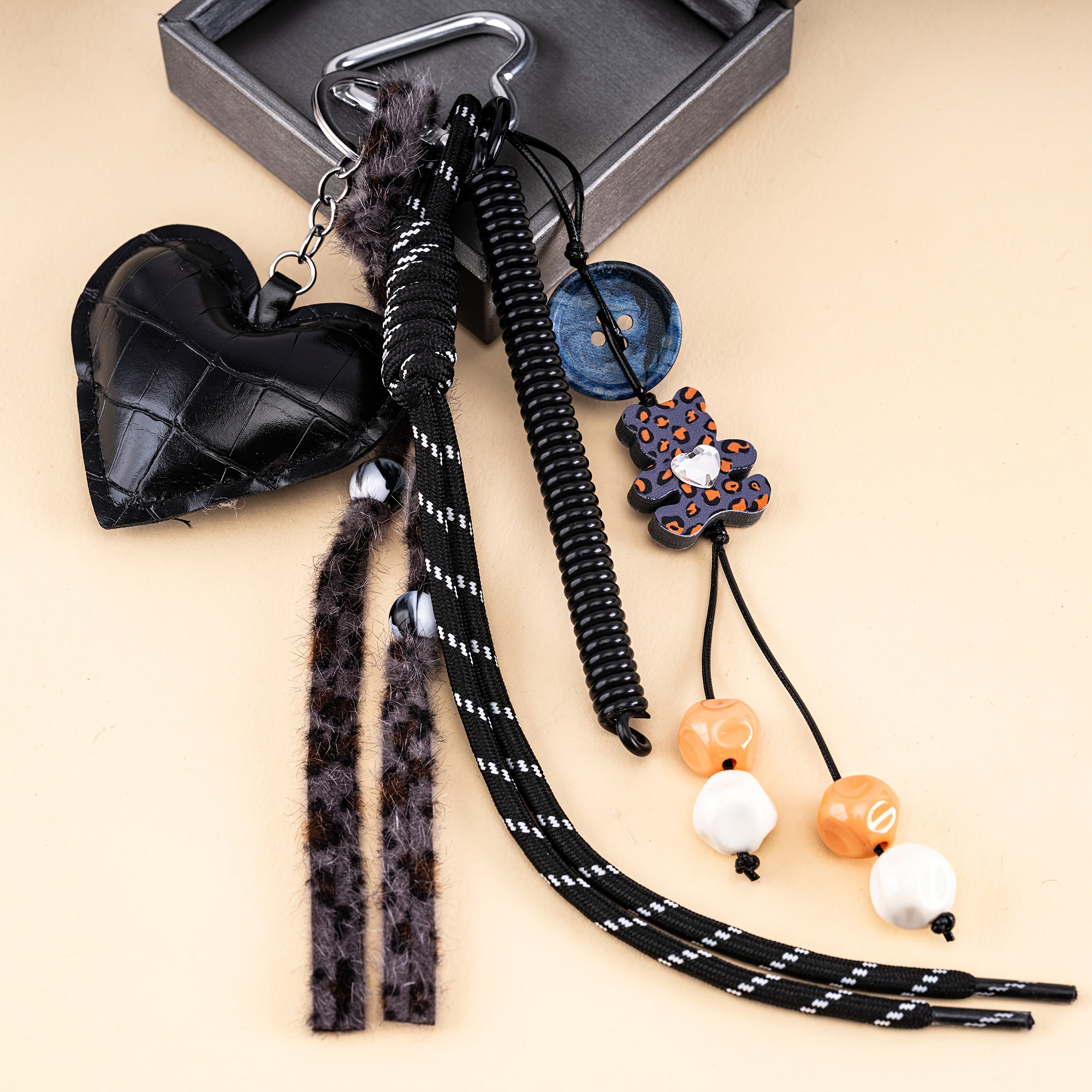 New Keychain for Men and Women, High-End PU Leather Heart Leopard Print Bear Keyring, Luxurious Spring Hand-Woven Keychain, Vintage Gift, Bag Charm, Valentine's Day Gift, Elegant and Cute Bag Accessory