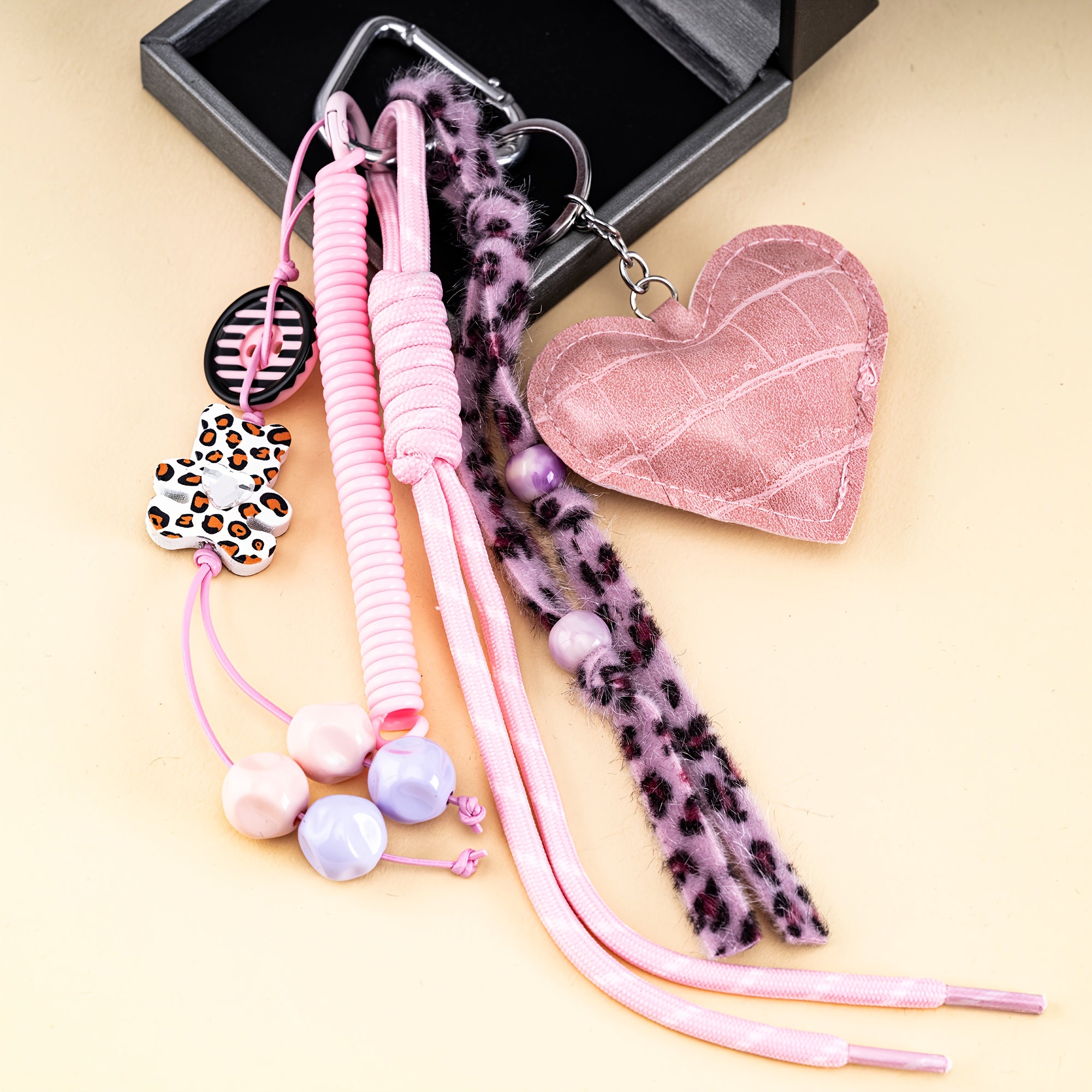 New Keychain for Men and Women, High-End PU Leather Heart Leopard Print Bear Keyring, Luxurious Spring Hand-Woven Keychain, Vintage Gift, Bag Charm, Valentine's Day Gift, Elegant and Cute Bag Accessory
